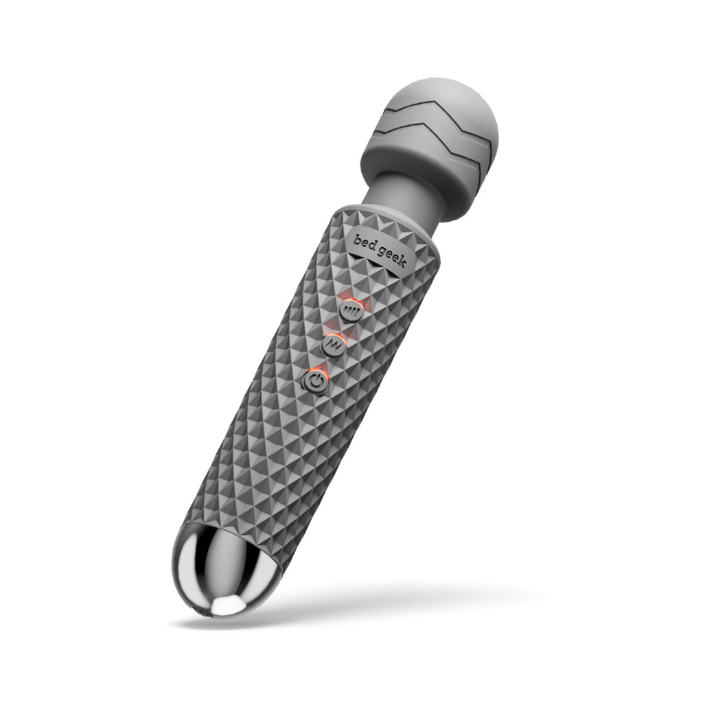 Vibromasseur - Masseur baguette | Bed Geek | PLAY:THREE | bed geek Vibromasseur - Masseur baguette | Bed Geek | PLAY:THREE | bed geek